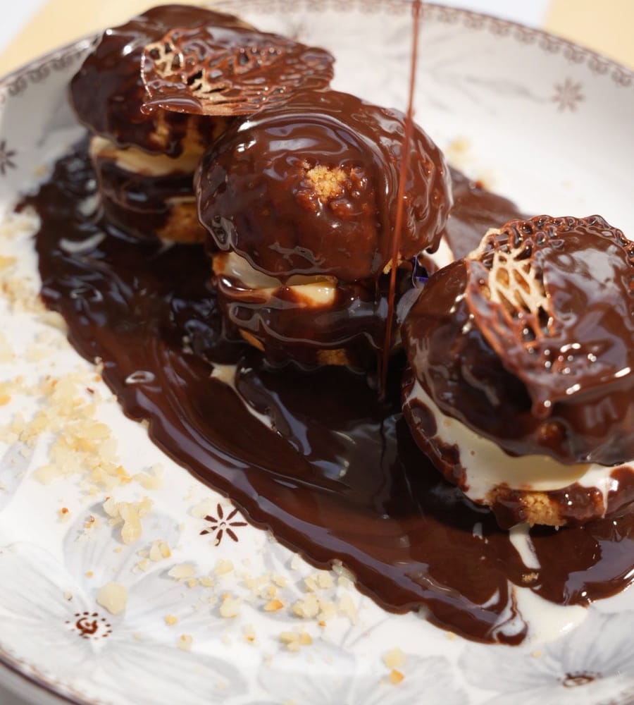 Gelato & choux bañados en chocolate