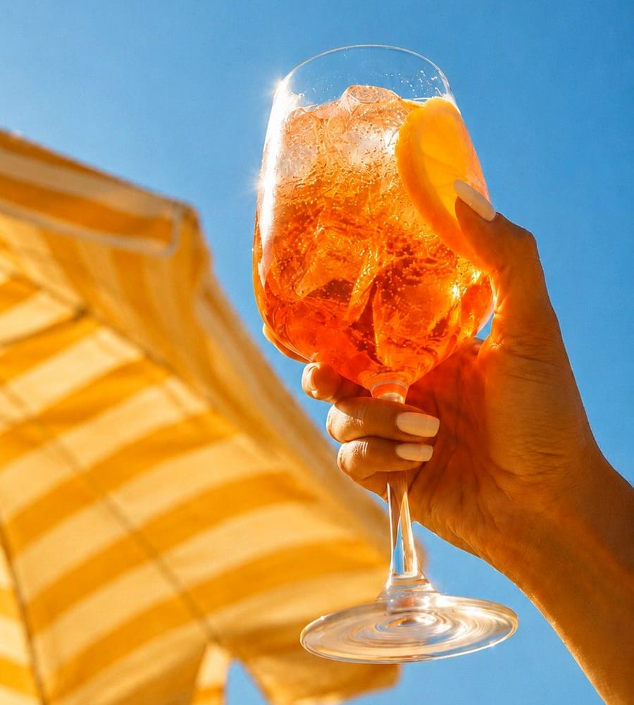 Spritz al sol, bajo el toldo a rayas