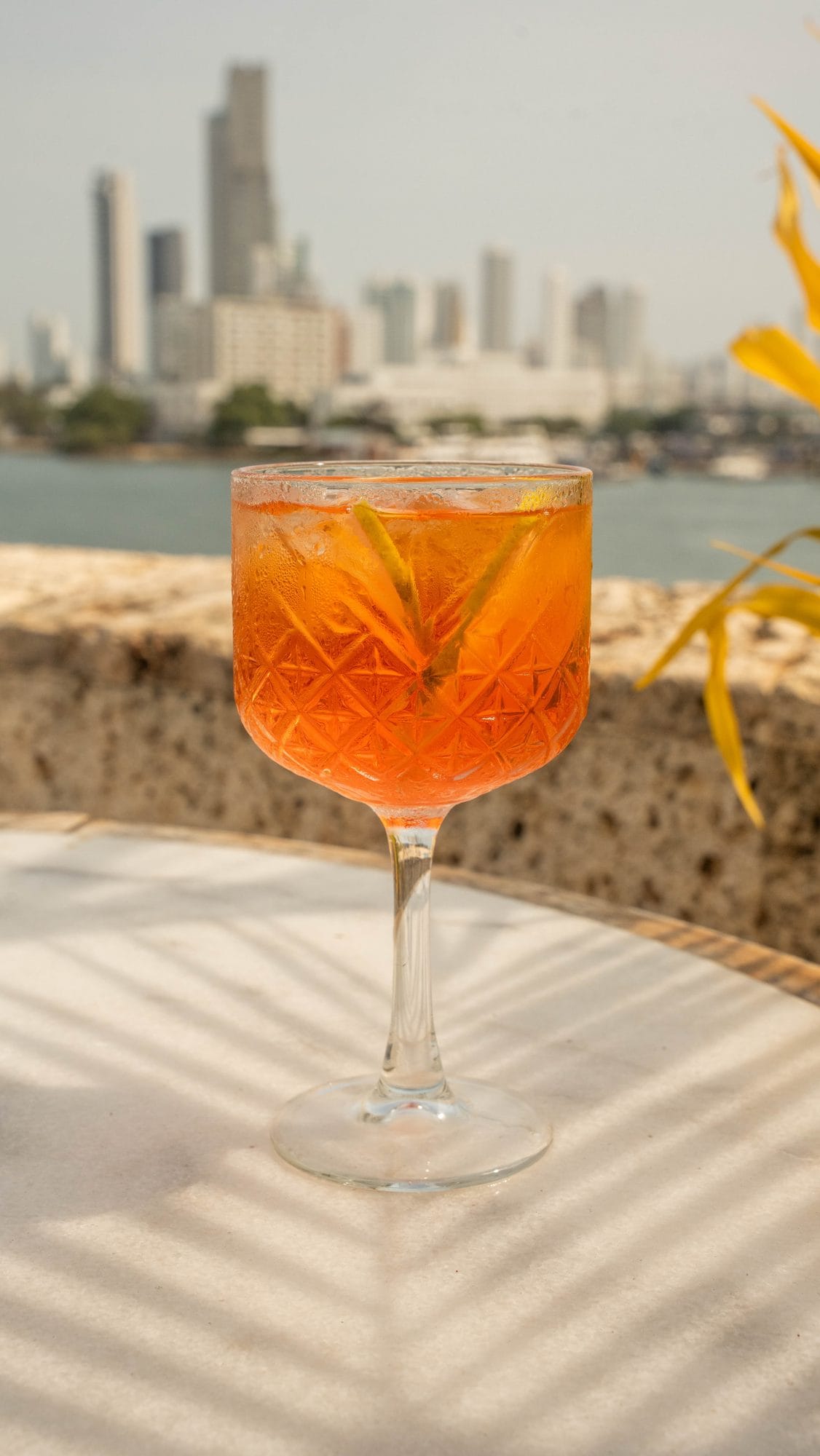 Spritz con la ciudad al fondo